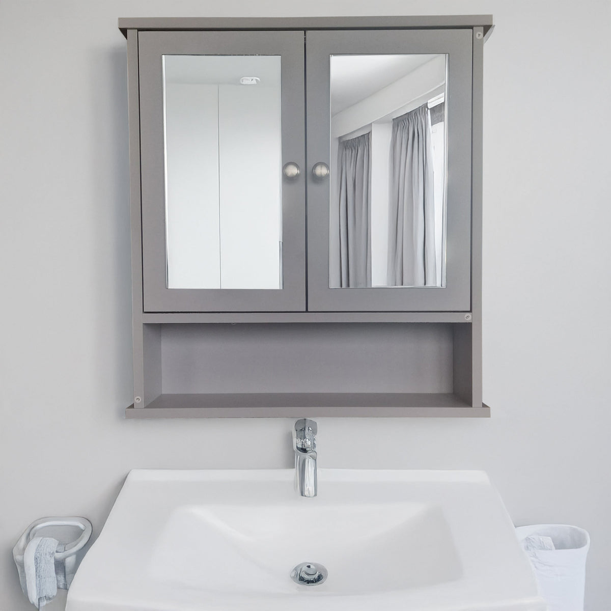 Specchio bagno con mobile contenitore legno moderno salvaspazio compatto
Pensile bagno con ripiani interni specchio frontale arredo elegante