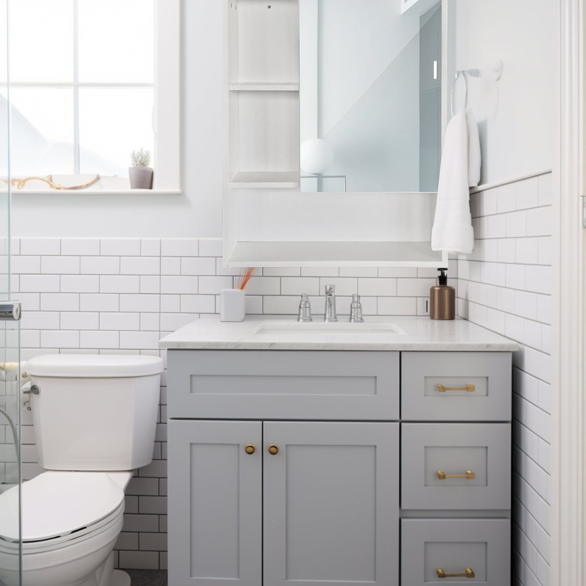 Specchio bagno con mobile contenitore legno moderno salvaspazio compatto

Pensile bagno con ripiani interni specchio frontale arredo elegante