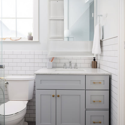 Specchio bagno con mobile contenitore legno moderno salvaspazio compatto

Pensile bagno con ripiani interni specchio frontale arredo elegante