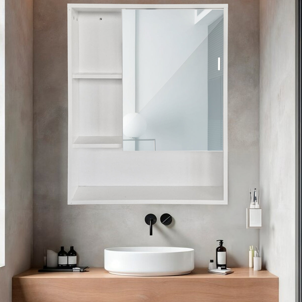 Specchio bagno con mobile contenitore legno moderno salvaspazio compatto

Pensile bagno con ripiani interni specchio frontale arredo elegante