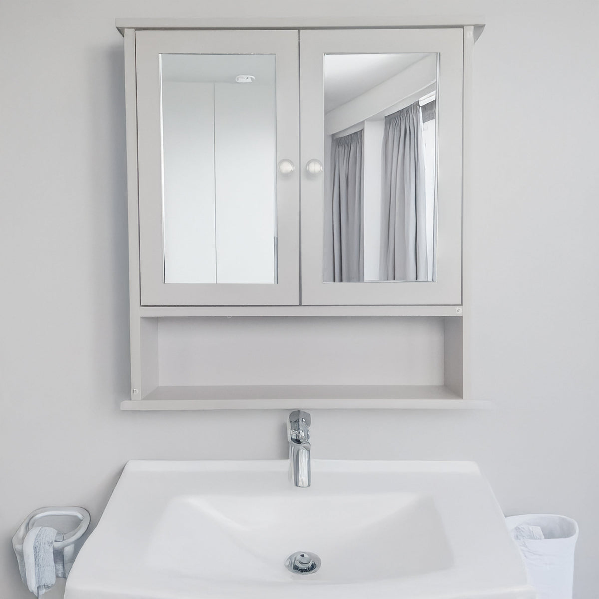 Specchio bagno con mobile contenitore legno moderno salvaspazio compatto

Pensile bagno con ripiani interni specchio frontale arredo elegante
