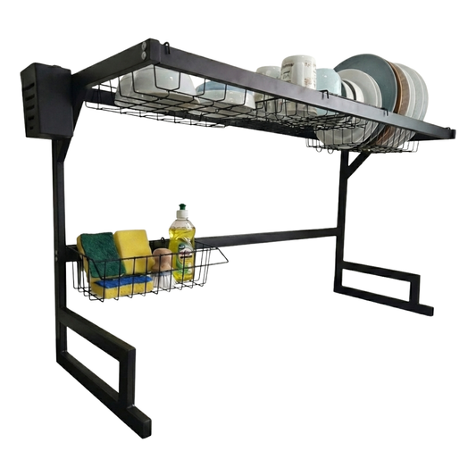 Scaffale nero a due livelli con ripiani in rete metallica, cestini e portasponge per cucina.