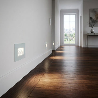 Applique LED segnapasso installata lungo un corridoio