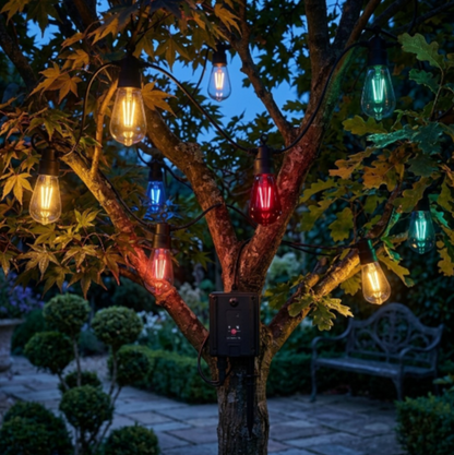 Catena luminosa solare multicolore installata in giardino